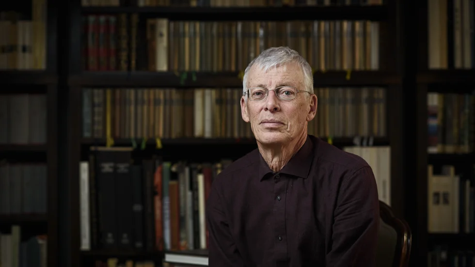 Jesper Svenbro är poet och klassisk filolog med den grekiska antiken som specialområde. Han är även ledamot av Svenska Akademien. "Nattligt symposion, Sölvegatan 2" är hans nittonde diktsamling.