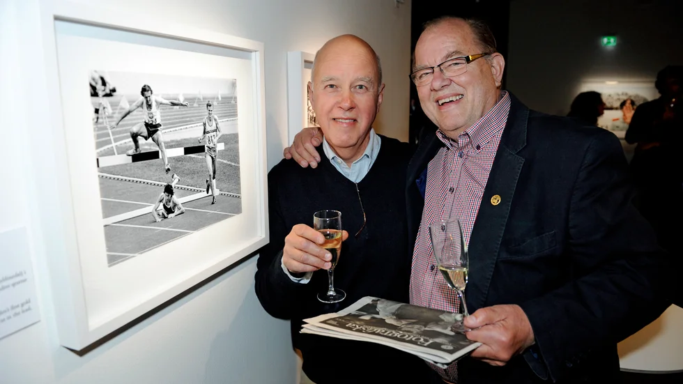 Fotografen Jan Düsing har avlidit. Här (till vänster) tillsammans med Jacob Forsell framför en bild tagen av Düsing vid en vernissage på Fotografiska Museet i Stockholm 2012.