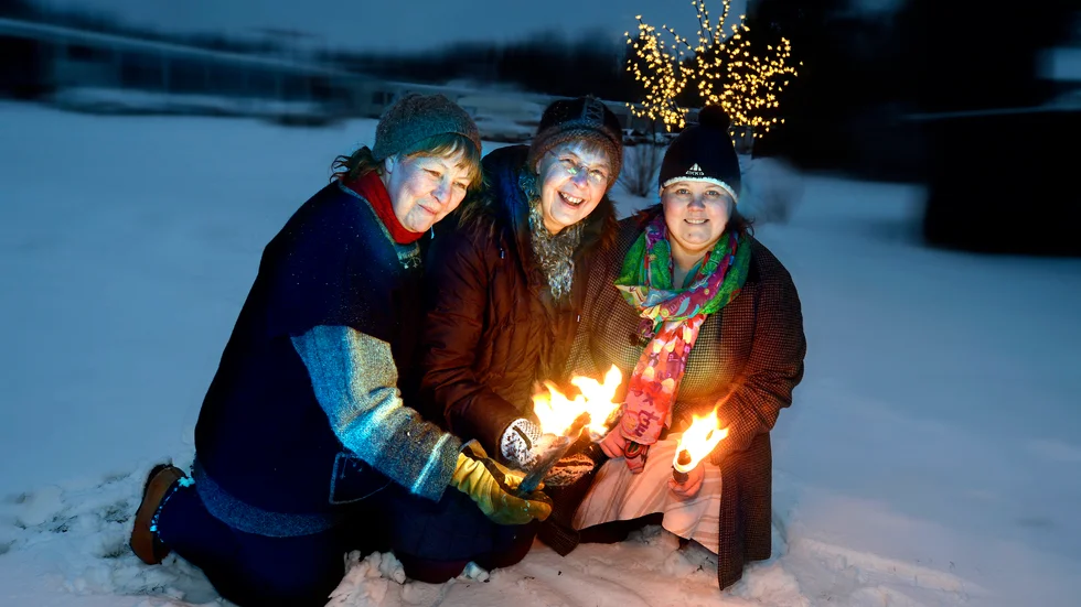 Linnéa Nylund, Märta Nylund och Anna Finni inför en tidigare nattfestival i Korpilombolo. Nu tilldelas festivalen ett norrländskt kulturpris.