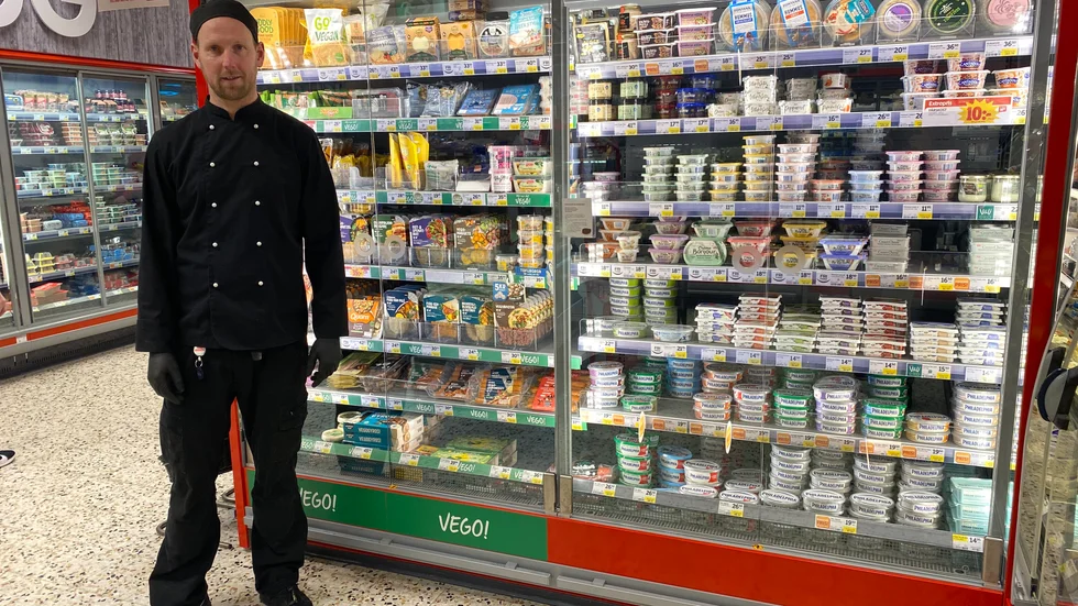 Magnus Broo vid avdelningen för färska vegoprodukter på Ica Kvantum som man har funderingar på att utöka ytterligare.