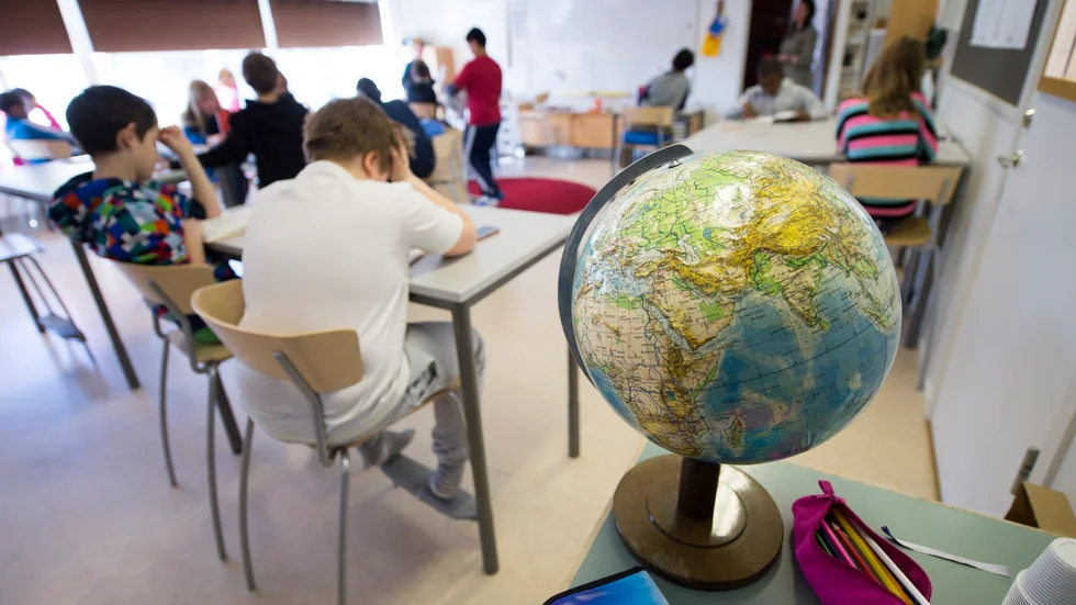 Redan från förskoleklassen nöts det numera in i föräldrarna att det inte är någon idé att ansöka om ledighet under terminerna. 