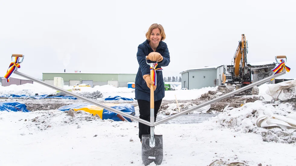 Polarbröds vd Karin Bodin tar det första spadtaget för deras nya bageri i Älvsbyn.