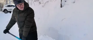Han jublar över snöovädret när andra våndas: "Älskar snöskottning – folk tycker jag är lite störd"