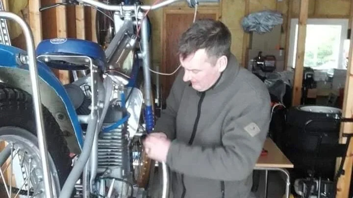 Peter Larsson, den förre Piratåkaren, laddar för isspeedway på Knäppaviken på Boren på lördag. "Det är en skön känsla", säger han inför träningen.