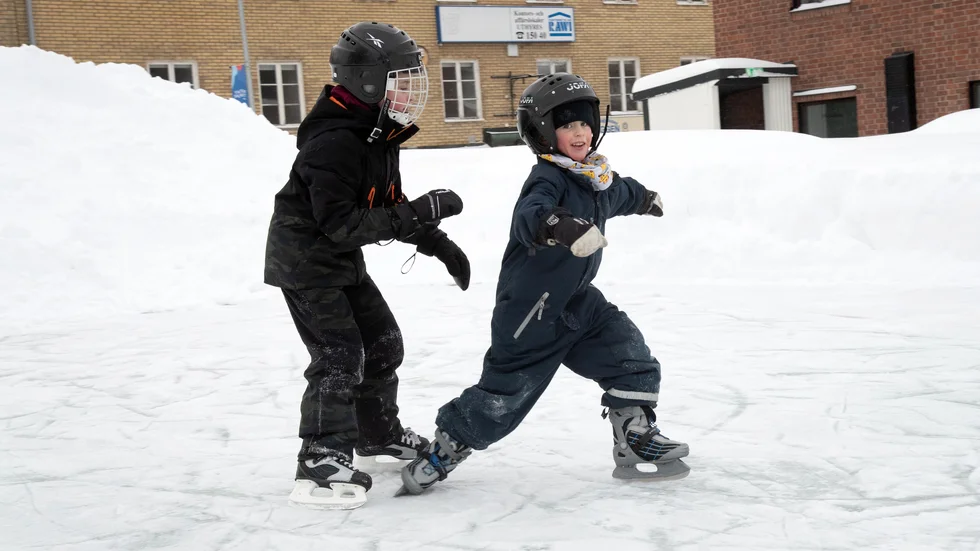 Ebbot Waldestål åker med lillebror Fred. De jagar varandra på isen.