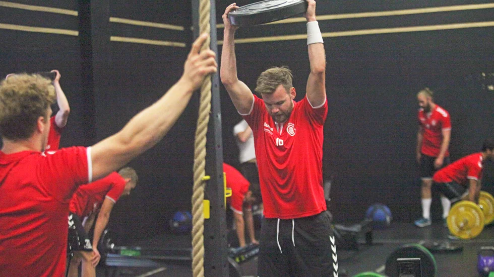 Den breda Guiftruppen fick sprida ut sig på de olika styrkeövningarna i ett varmt gym.
