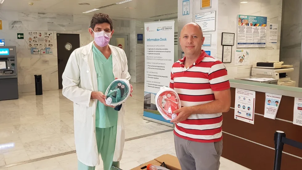 Biovisors grundare Andreas Bengtsson, till höger,  i Spanien tillsammans med doktor José Balda under Bengtssons tid i Spanien.