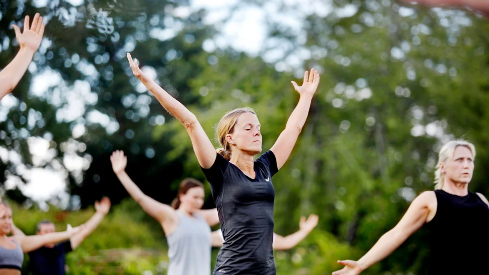 Sommaryoga i Rothoffsparken anordnas för fjärde året i rad. "Det var underbart att yoga utomhus, det ger en annan känsla", säger Kajsa Lidén.