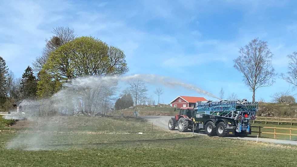 Med ett nytt strålmunstycke kan vattenstrålen från gödseltunnorna nå upp till 30 meter.
