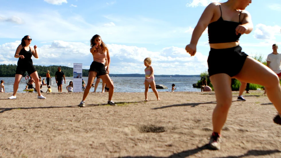 Både unga och gamla deltagare dansade till Afrobeats på stranden. 