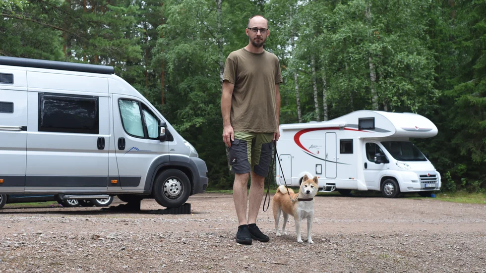 Ronny Lundell från Halmstad besökte Försjöns naturcamping i veckan med frun Helena och parets hundar. De uppskattar närheten till naturen.