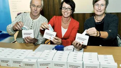 Vid presskonferensen om 50-öresinsamlingen lades en grundplåt på 300 kronor i bössorna. Ylva Löwenborg, i mitten, lade en hundring för Älvsbyns kommun som inte var representerad. Sture Bryggman och Carina Pettersson-Hedman  svarade med lika mycket för Luleå respektive Boden. FOTO: Bengt-Åke Persson