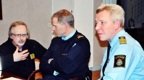 Företagaren Lars-Erik Wikberg hade ett och annat att säga till Lars Öberg och Håkan Karlsson.<_Bildtext Fotobyline>FOTO: K-L Sundqvist</_Bildtext Fotobyline>
