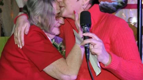 Mildred Vintén har bott på Enen ända sen starten för 30 år sedan, här får hon en kram av chefen Anita Fransson.FOTO: Marie Riddderström