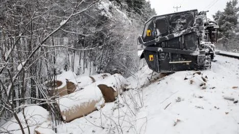 De havererade järnvägsvagnarna lastade med pappersrullar är nu bärgade och arbetet med att göra stambanan trafikerbar igen har börjat, men först på fredag kan tågen släppas förbi Grötingen.FOTO: Johan Axelsson