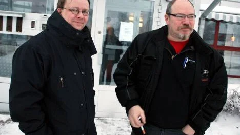 Ett 40-tal lägenheter på Tallplan blev evakuerade i samband med skolbranden. Kenneth Eriksson och Toralf Pedersen, som bor grannar, tycker att Kirunabostäder och polisen hanterat situationen på det bra sätt. FOTO: Alexander Linder