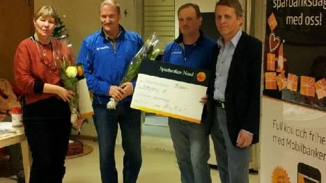 Linnea Nylund, Korpilombolo, Tomas Mäkikkalaatio och Per Erik Fors, båda Sattajärvi, med Sparbanken Nords Hans Mörtberg.