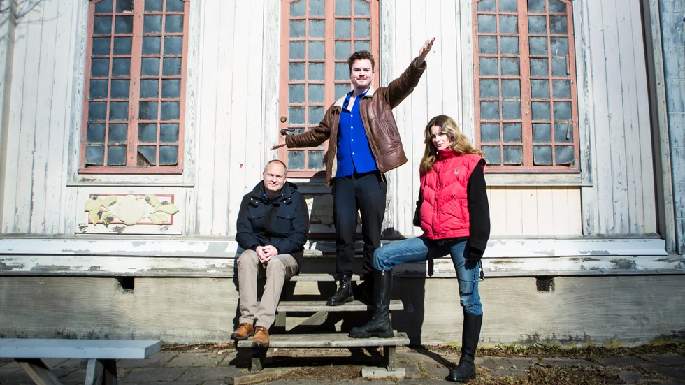 Vandringsföreställningen Återvändaren kommer åter i ny, kuslig tappning. Från vänster ses Erik Kristoffersson, biträdande kulturskolechef, Johan Bark, regissör, Camilla Klemming, danspedagog och koreograf. 