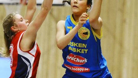 Nadja Zahiradinni lyfter mot korgen och nya poäng.