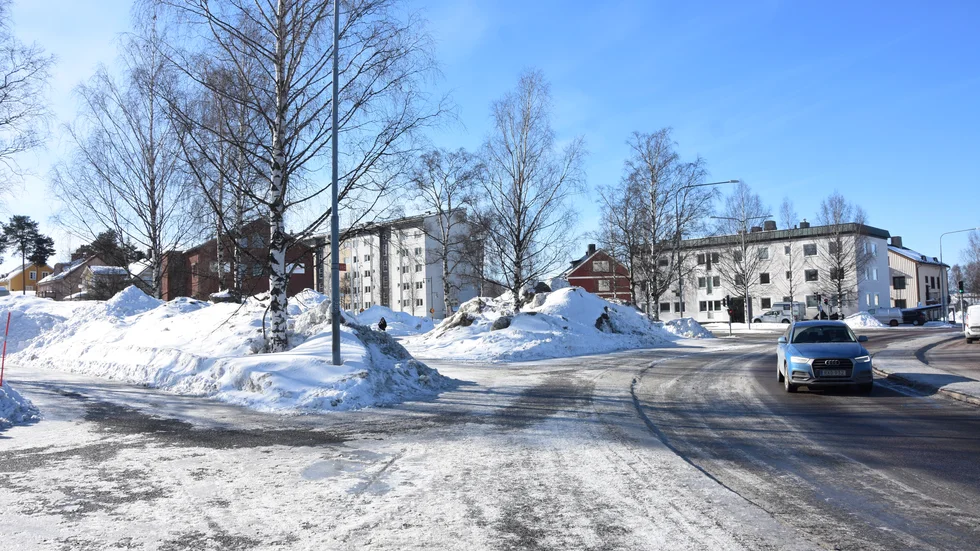 Här i hörnet av Gammelstadsvägen och Kungsgatan ska det byggas bostäder, projektet kallas Landsgatan. Detaljplanen gör det möjligt bygga två hus i vinkel, med sammanlagt cirka 40 lägenheter.