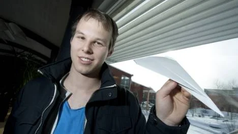 Markus Lindmark är en av två svenska studenter som tagit sig till VM i kast med pappersflyg. "Uppemot 40 meter borde inte vara omöjligt att kasta", säger han.