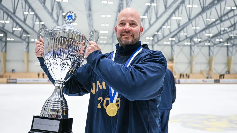 Uppdraget slutfört. Förbundskaptenen Mattias Sjöholm med bucklan som visar att Sverige är tillbaka på tronen i internationell bandy. 3-1 mot Finland i finalen, vilket är Sveriges första VM-guld sedan 2017.