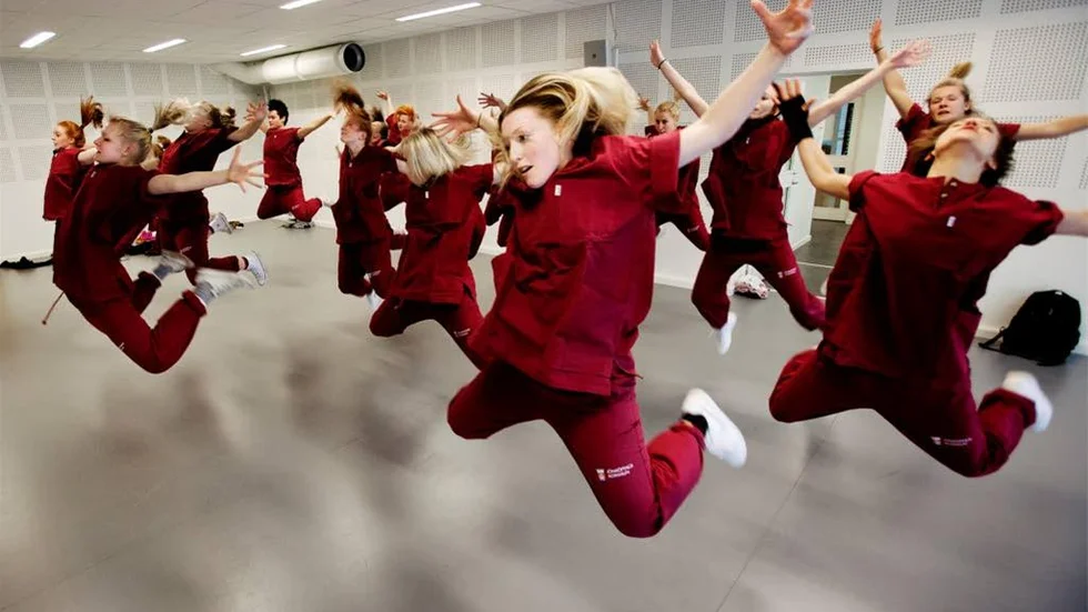 Dansshowen "Exit" handlar om ett amerikanskt kvinnofängelse där ett gäng fångar planerar att rymma.