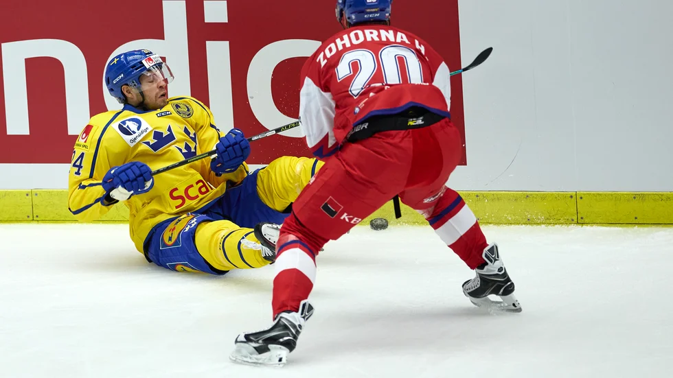 Oscar Lindberg, till vänster, stod för en assist när Sverige vann mot Danmark med 4–2 under onsdagskvällen. Under torsdagen möttes lagen igen – och hur det gick i den matchen kan du läsa på norran.se. (arkivbild)