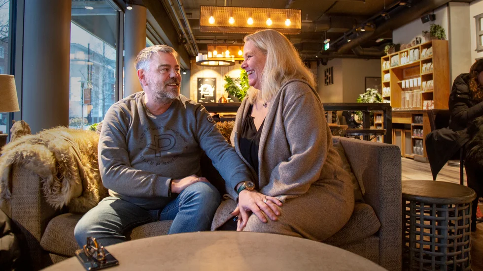 Åsa Tönne och Magnus Tönne delar all sin tid tillsammans. Sedan Åsa fick en stroke för två år sedan klarar hon sig inte själv. "Vi har roligt ihop. Det finns mycket jag uppskattar med Magnus, en sak är att när jag tappar ord är han bara tyst så jag får hitta dem själv. Jag tycker att det är bra".