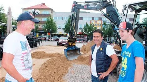 Det vankas stort beachparty på Stora torget torsdag, fredag och lördag. Henrik Elofsson, till vänster, Josef Soner och Martin Bergqvist håller som bäst på med förberedelserna.
