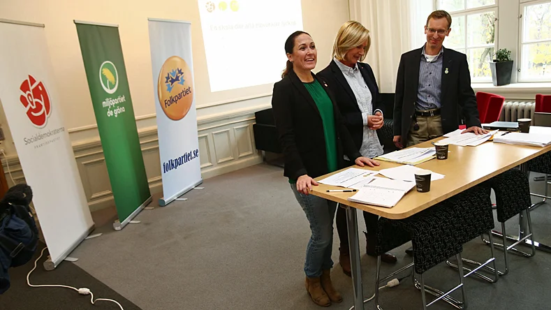 Rebecka Gabrielsson (FP) ihop med nya majoritetskamraterna Lena Micko (S) och Nils Hillerbrand (MP).