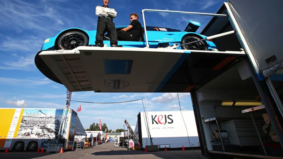 Laddad. Thed Björk leder mästerskapet och tillsammans med bland andra förstemekanikern Rasmus Thulin ska han försöka få till en bra inställning på bilen som kan ta honom till STCC-titeln.