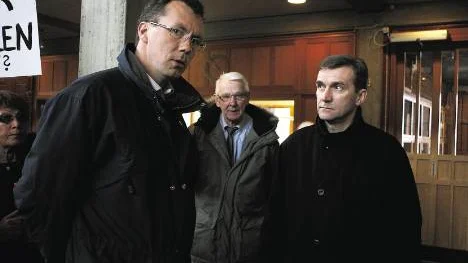 Stefan Savonen, Plattform Svappavaara, och Roger Suup, ordförande i barn- och utbildningsnämnden. I mitten svappavaarabon Ove Nilsson. FOTO: Alexander Linder