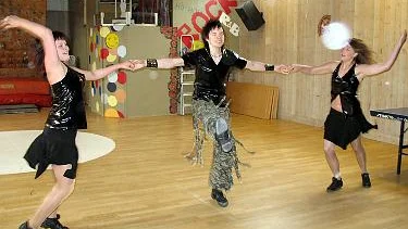 Det syns att Anette Sandström, Simon Lundmark och Stina Negga älskar att dansa. I helgen vann de junior SM för andra året i rad. Fotograf: John Filipsson