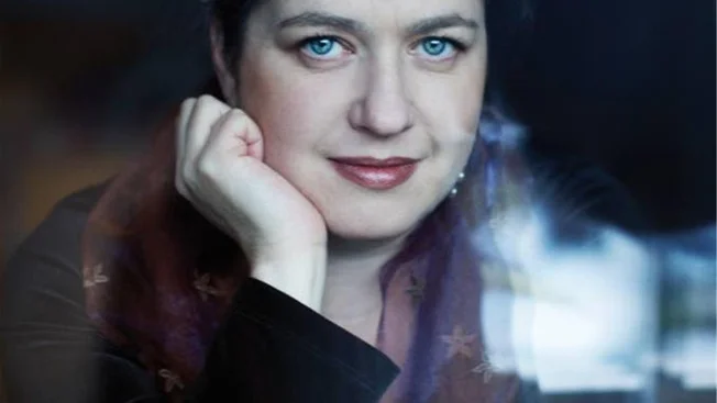 Anna Schulze debuterade 2006 med novellsamlingen "Brist". 2011 kom "Att ringa Clara", en berättelse om vänskap.