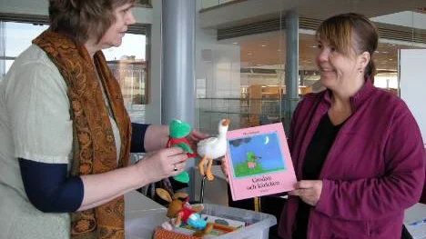 Bibliotekarie Liz Ten Hoeve presenterar boken Grodan och kärleken för Christina Fredriksson från Rians dygnet runt-förskola. Boken handlar om att vara kär.
