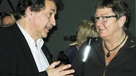 Jens Nilsson, kommunalråd i Östersund och kandidat till Europaparlamentet, i samspråk med Britt Westerlund.   FOTO: Stina Spetth