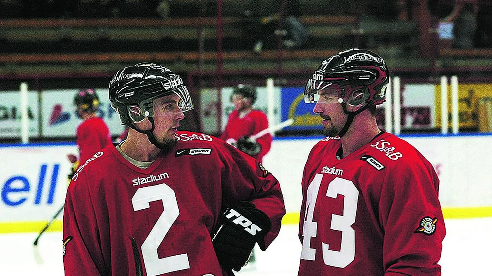 Pierre Johnsson och Jaroslav Obsut snackar i hop sig på Kiruna IF:s träning.