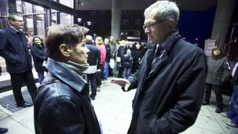 Lärarförbundet tar strid mot nedskärningarna inom skolan i Luleå. Lördag den 14 mars planeras en stor manifestation. Här ses Ewa-May Hedenström i diskussion med Karl Petersen i samband med en tidigare protest.FOTO: Pär Bäckström
