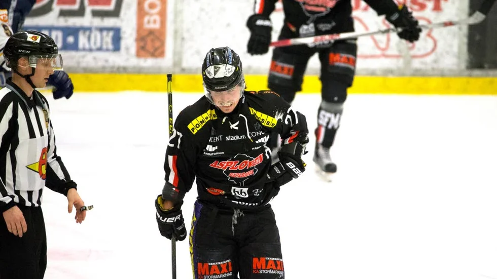 Mardrömmen. Asplöven 
föll tungt borta på Västervik 
i allsvenska kvalet.
