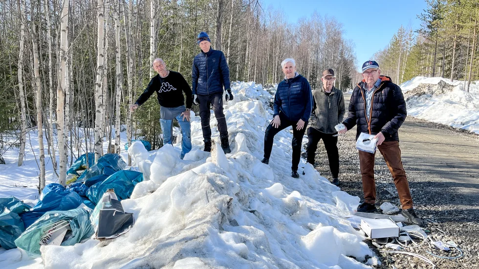 Skräp har återigen dumpats i området kring Gamla Rikstretton. Nu rasar bybor från Kopparnäs och Bertnäs mot nedskräpningen. Från vänster: Claes-Jörgen Pohl, Rolf Wallin, Anitha Wallin, Åke Wallin, Anders Berg.