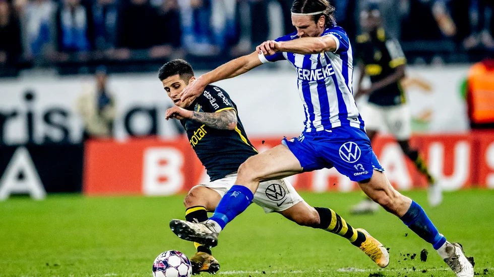 IFK Göteborgs Gustav Svensson i duell med AIK:s Nicolas Stefanelli under en match i allsvenskan i oktober 2022. Arkivbild.