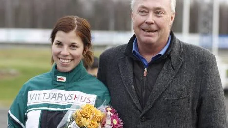 Sandra Eriksson tilldelas Stig H Johanssons stipendium. Här tar hon emot blommor av travbasen Lasse Olofsson.