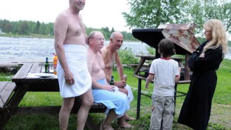 Efter en intensiv mötesdag avslutades Nationalbastudagen med bastu, bira och finsk korv och dopp i forsen. Bastuakademins Ulf Salomonsson, Svante Spolander och Per Granlund njuter av tillvaron tillsammans 35 andra bastuälskare, bland dem konstnären Maria Ängqvist-Klyvare. FOTO: Linda Danhall