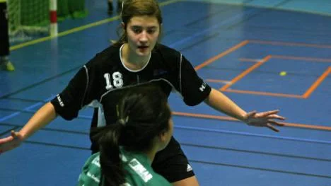 Matilda Eman spelar i ett av Lilla VM:s yngsta lag, Lillpite. Men det stoppar varken henne eller laget från succé. I går slog de Boden.