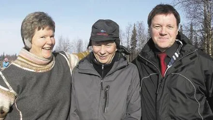 Anna Hövenmark (kommunalråd i Jokkmokk), Bertil Pittsa (ordförande Mijá ednam) och Tommy Nyström (kommunalråd Gällivare) är tre av parterna som deltagit i arbetet för att få fram en förvaltningsplan för världsarvet Laponia. Bilden är tagen vid invigningen av Sjöfallsvägen i oktober 2008. FOTO: Marie Ridderström