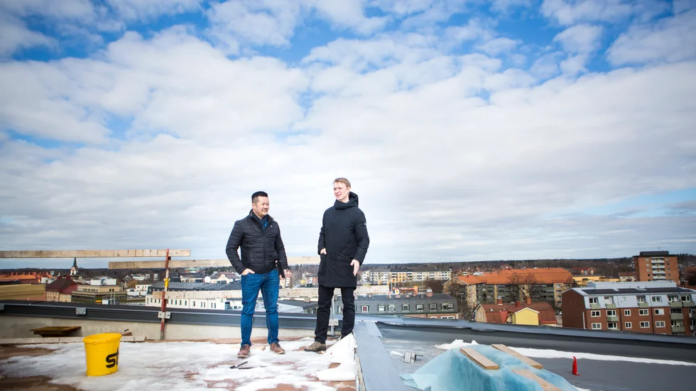 Tegelstadens nybyggnation i kvarteret Abborren blir ett nytt landmärke i Katrineholm. Fastighetschefen Jackie Vu och fastighetsmäklaren Felix Mejman har svindlande utsikt från den stora takterrassen.