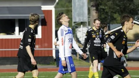 Deppigt, Isaksson. IFK Luleå ledde matchen mot Umedalen med 2-0 men tappade till 2-2.