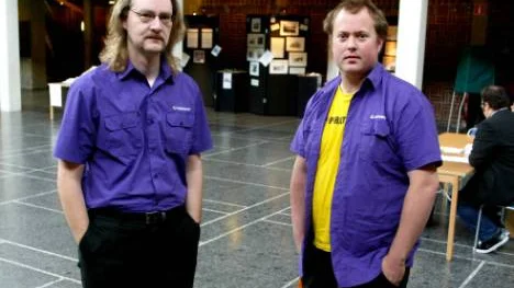 Fredrik Holmbom och Jonas Sandberg från Piratpartiet är på länsturné i Norrbottens inland. Här har de lämnat valsedlar inför starten på förtidsröstningen i Kiruna stadshus.FOTO: HANS STERNLUND