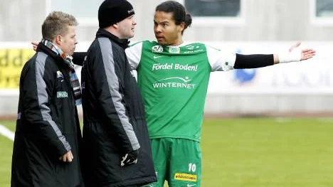 Alexandre Morfaw var upprör över lagkompisen Nedim Hiros agerande. Tränarna lugnar honom.